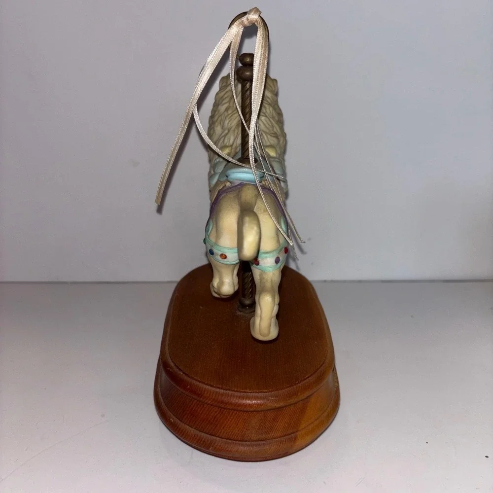 Vintage‎ Porcelain Carousel Lion Music Box Wood Base Memories 8